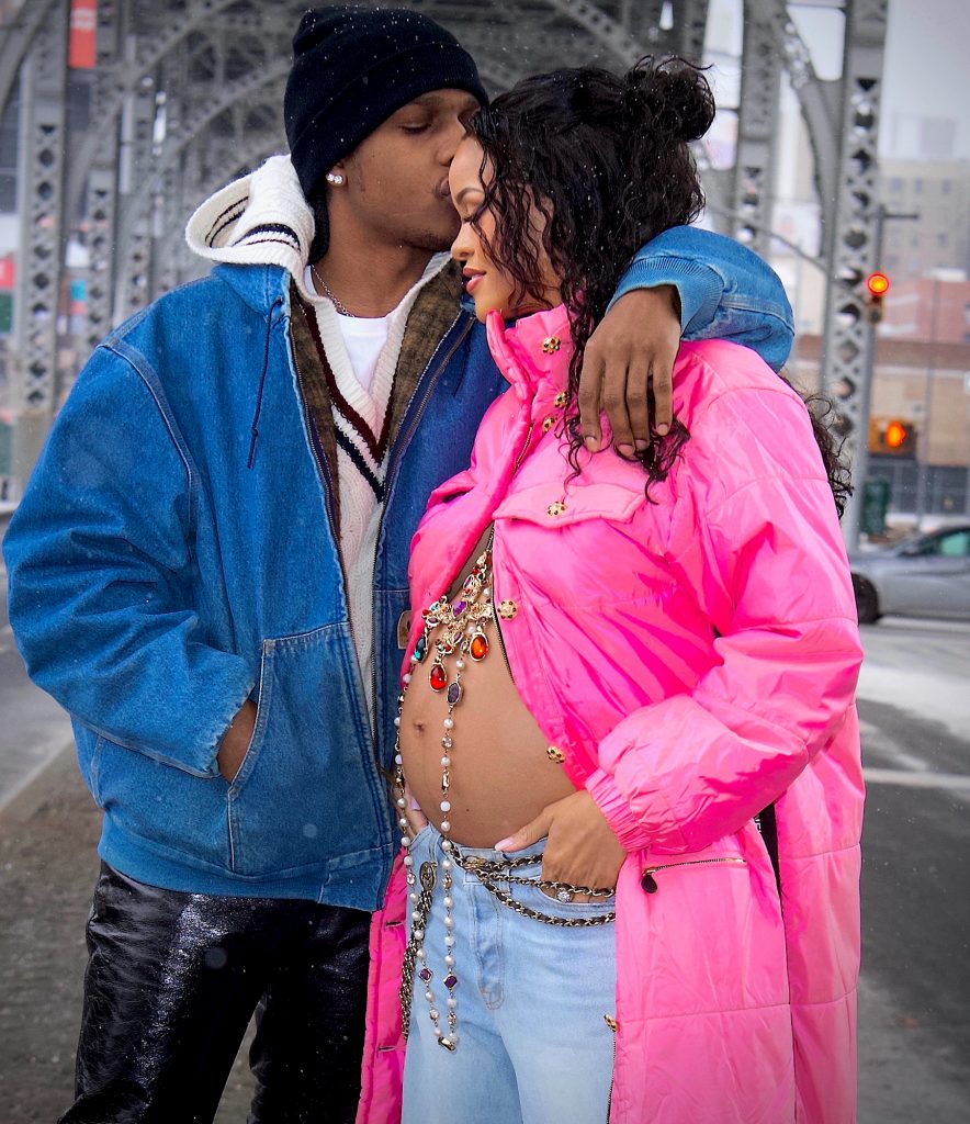 Rihanna et ASAP Rocky rayonnent de bonheur alors qu'elle dévoile son ventre au monde entier